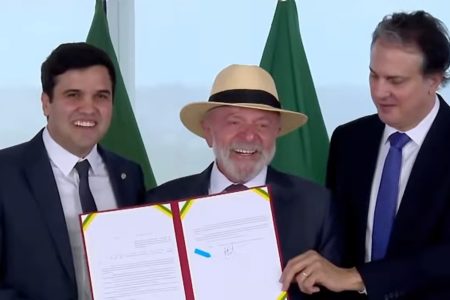 Imagem colorida de presidente Lula com texto sancionado, ao lado do deputado Ferreirinha e ministro Camilo Santana - Metrópoles