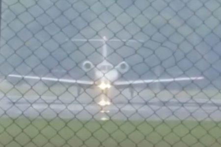 Avião de frente em pista de aeroporto - Metrópoles