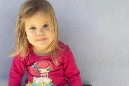Foto colorida de criança de 4 anos assassinada pela própria irmã, em Santa Catarina - Metrópoles