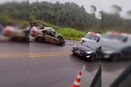 Imagem colorida de carro destruído na rodovia após acidente - Metrópoles