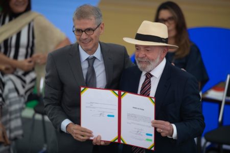 Imagem colorida do ministro Sidônio Palmeira com presidente Lula - Metrópoles