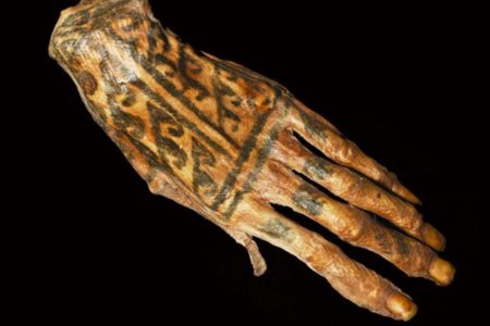 Foto colorida de mão de múmia tatuada - Metrópoles