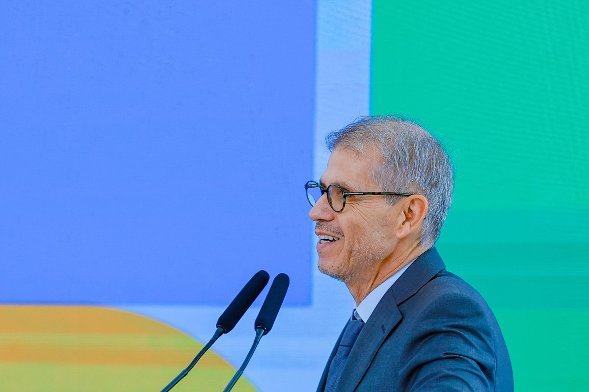 Imagem colorida do novo ministro Sidônio Palmeira em fundo colorido - Metrópoles