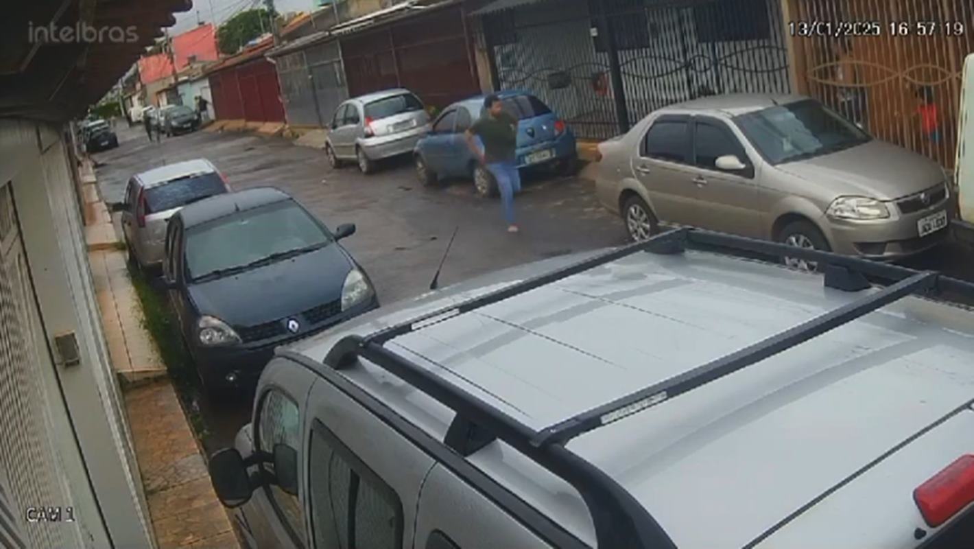 Homem fugindo descalço