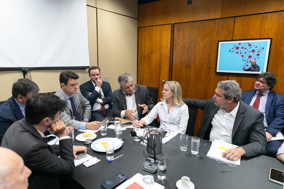 Imagem mostra reunião da bancada do Pt na Câmara dos Deputados