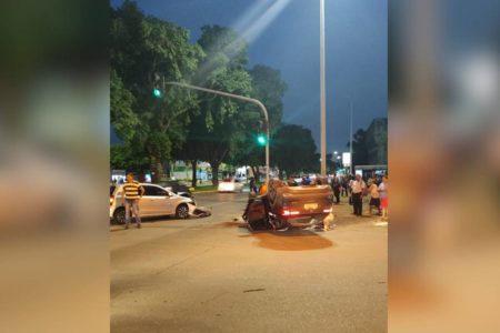 Um acidente foi registrado no início da noite dessa terça-feira (14/1) próximo ao McDonald’s da 506 Norte, em Brasília. Um carro capotou após uma colisão lateral, deixando uma mulher presa no veículo.