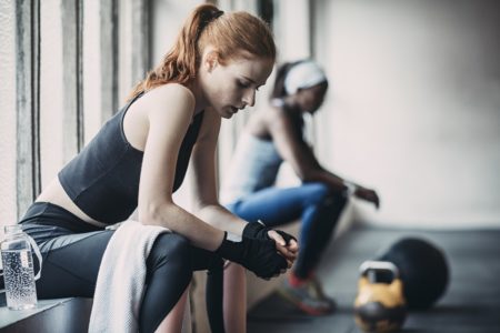 Jovem após o treino, atividade física. Metrópoles