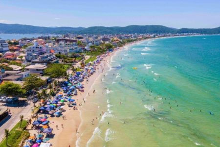 Imagem colorida de praias em Santa Catarina - Metrópoles