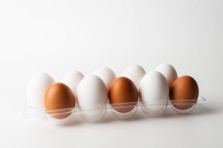 Foto colorida de bandeja de ovos - Metrópoles