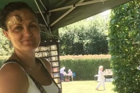Mulher dá sorriso para foto - Metrópoles