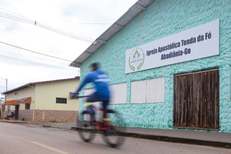 Foto colorida de igreja evangélica em Abadiânia (GO) - Metrópoles