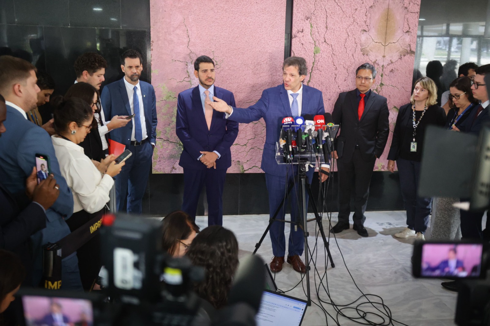 O ministro Fernando Haddad anuncia que governo revogará novas regras de monitoramento do Pix