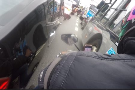 Imagem mostra visão de garupa em mototáxi da 99 em São Paulo - Metrópoles