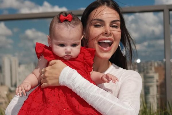 Amanda Kimberlly e Helena posam juntas para as redes sociais - Metrópoles