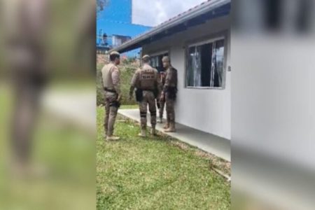 Imagem colorida de agentes da PM - Metrópoles