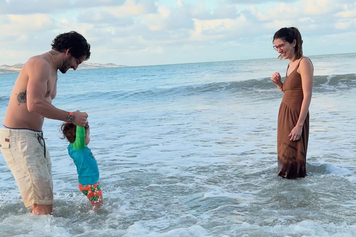 Rebeca Abravanel, Alexandre Pato e Benjamin posam juntos na praia - Metrópoles