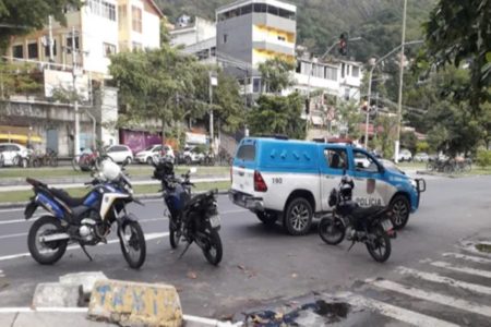 Imagem colorida de carro da polícia - Metrópoles