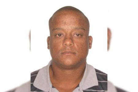 Imagem colorida mostra o rosto de Dênis Antonio Martins, o PM da ativa apontado como assassino de Gritzbach - metrópoles