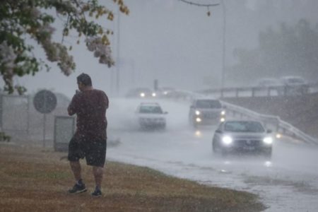 A partir desta quinta-feira (16/1), São Paulo terá chuva com raios, ventos e queda de granizo. Há potencial para a formação de alagamentos - Metrópoles