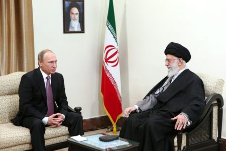 Imagem colorida mostra Vladimir Putin e o aiatolá Ali Khamenei - Metrópoles