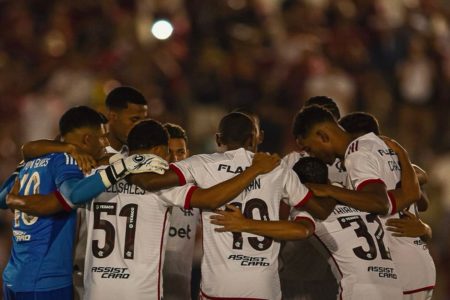 Imagem colorida do elenco do Flamengo - Metrópoles