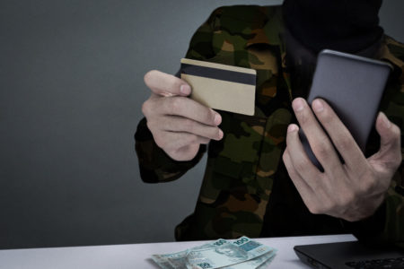 Foto colorida militar com cartão de crédito