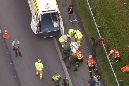 Aeronave estava desaparecida desde a noite de quinta (16/1). Helicóptero tinha 4 pessoas a bordo — 2 foram resgatadas com vida - Metrópoles