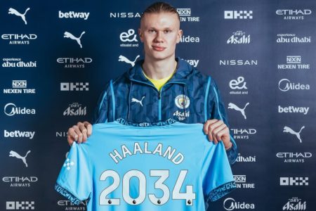 Foto colorida de Erling Haaland, atacante do Manchester City, em renovação de contrato - Metrópoes
