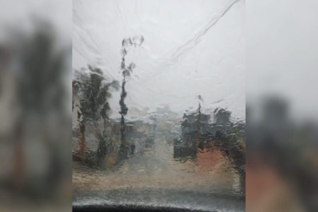 Imagem colorida de chuva em janela de um carro - Metrópoles