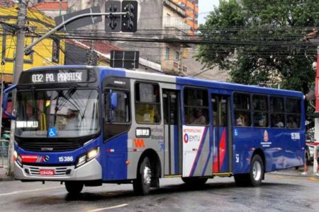 Ato de vandalismo aconteceu em Taboão da Serra. A janela do ônibus foi atingida por um objeto e estilhaços de vidro feriram uma passageira - Metrópoles