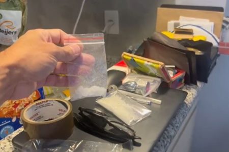 Imagem colorida mostra material apreendido pela polícia em SP, incluindo drogas e um plug anal - Metrópoles