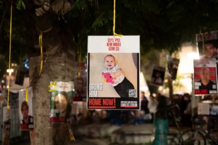TEL AVIV, ISRAEL - 16 DE JANEIRO: Um pôster do refém Kfir Bibas é pendurado na Praça dos Reféns após acordo de cessar-fogo em Gaza (Foto de Noam Galai/Getty Images) - Metrópoles