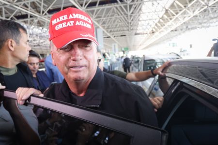Brasília (DF) 18/01/25 Jair Bolsonaro acompanha embarque da esposa, Michelle, para os Estados Unidos no Aeroporto Internacional de Brasília. Michelle representará o ex-mandatário na posse do novo presidente eleito dos EUA, Donald Trump, na segunda-feira (20/01) Fotos: VINÍCIUS SCHMIDT/METRÓPOLES @vinicius.foto