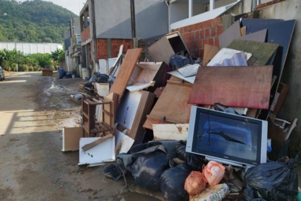 Imagem colorida de moveis e eletrodomésticos perdidos após chuvas em SC
