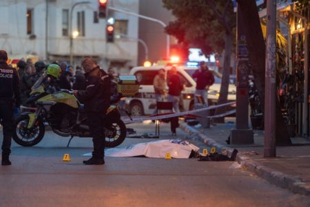 Imagem colorida mostra policiais em Tel Aviv - Metrópoles
