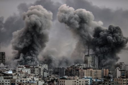 Imagem colorida mostra destruição na Faixa de Gaza - Metrópoles