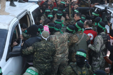 Brigadas Al-Qassam entregam três anfitriões israelenses à Cruz Vermelha em al-Saraya como parte da 1ª fase do cessar-fogo e acordo de troca de prisioneiros entre Israel e Hamas, na Cidade de Gaza, Gaza, em 19 de janeiro de 2025