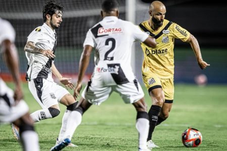 Foto colorida de Santos e Ponte Preta - Metrópoles