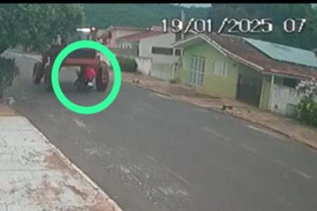 Imagem colorida de motociclista passando embaixo de máquina agrícola - Metrópoles