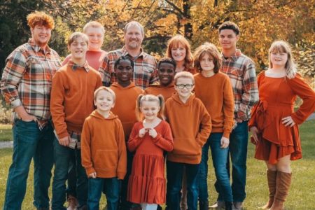Imagem colorida de família com 11 filhos