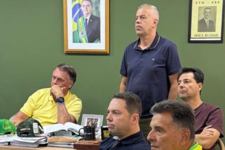 Jair Bolsonaro (PL) com aliados em Brasília vendo a posse de Donald Trump como 47º presidente dos Estados Unidos.