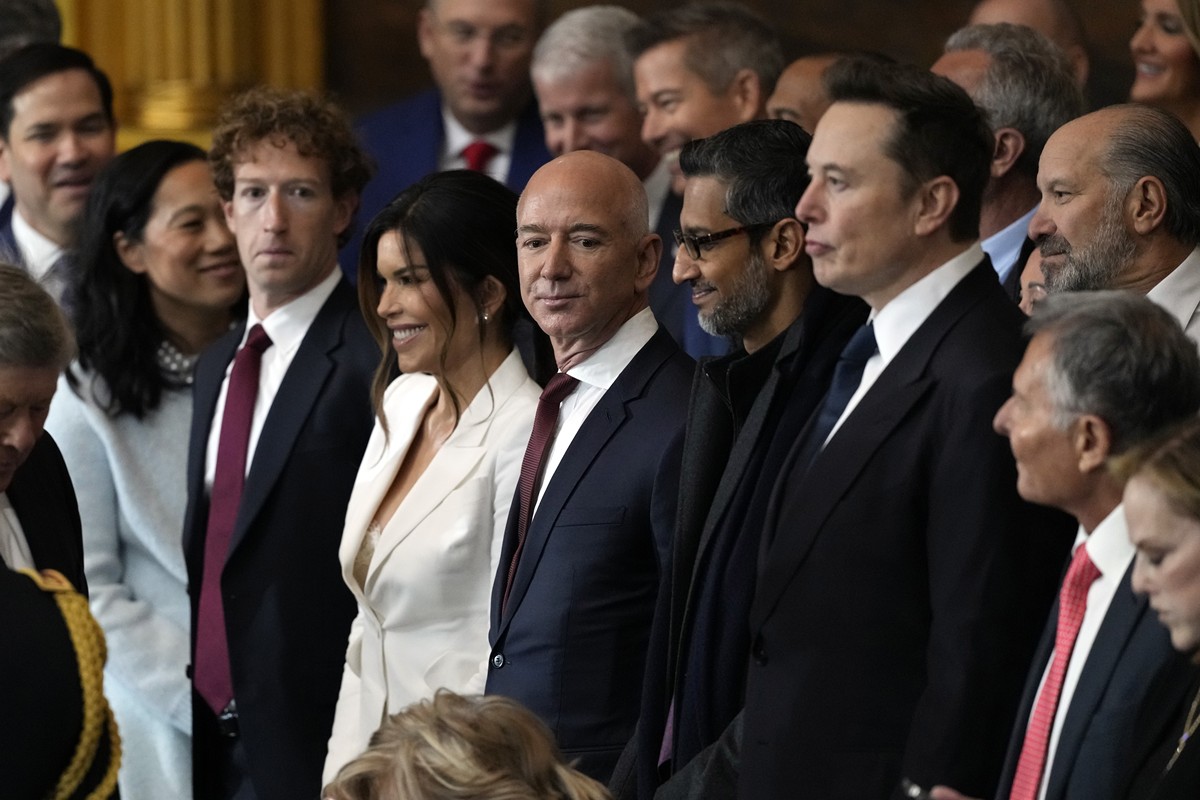 Mark Zuckerberg, Lauren Sanchez, Jeff Bezos, Sundar Pichai e Elon Musk na cerimônia de posse de Donald Trump 