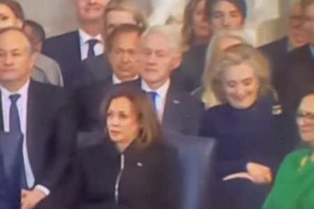 Imagem colorida, Hillary rindo após Trump voltar a afirmar que irá renomear o Golfo do México para "Golfo da América" - Metrópoles