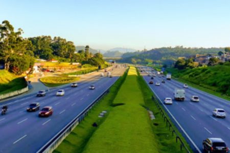 Imagens coloridas mostram trecho da Rodovia dos Bandeirantes, com canteiro central, pistas com três faixas do lado esquerdo e direito e carros em movimento