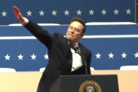 Imagem colorida de Elon Musk fazendo suposta saudação nazista