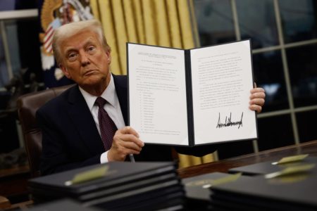 Imagem colorida de Donald Trump assinando decreto -- Metrópoles