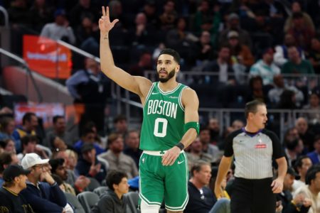Imagem colorida de Jayson Tatum comemorando - Met´ropoles