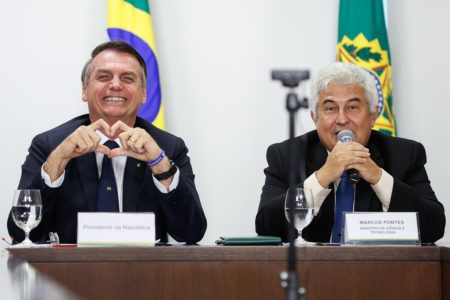 Foto colorida do ex-presidente Jair Bolsonaro e do senador Marcos Pontes - Metrópoles