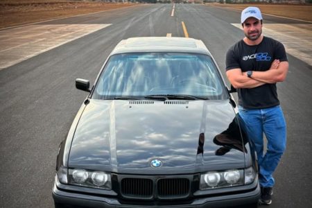 Imagens coloridas mostram homem branco, de boné e óculos escuros, posando ao lado de um carro modelo BMW, cor preta