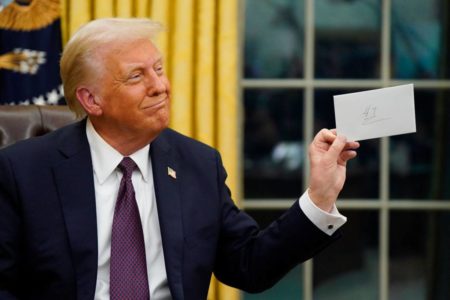 Imagem colorida do presidente dos Estados Unidos Donald Trump